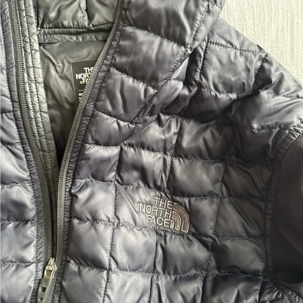 Men's North Face Black Hooded Puffer Jacket - Large